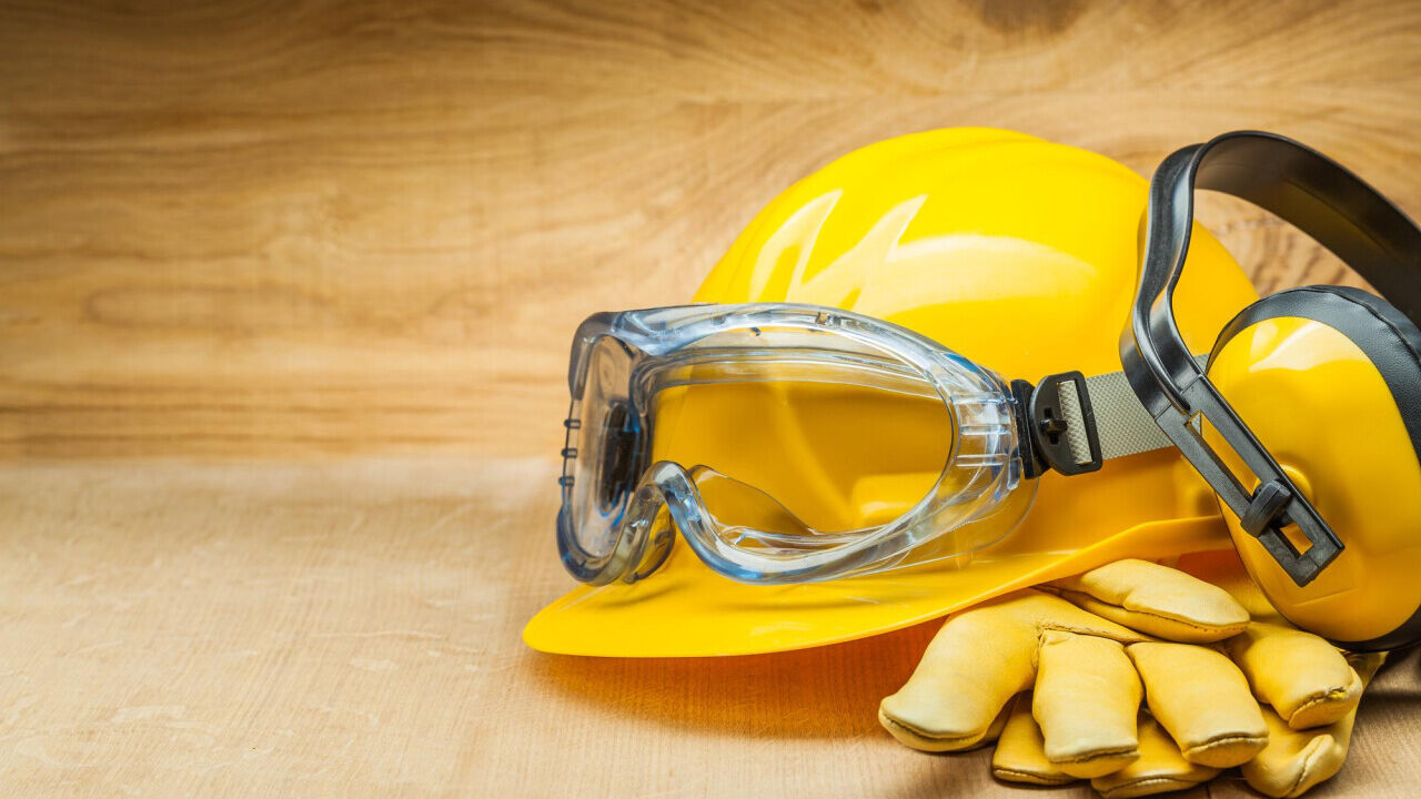 Podstawowe akcesoria BHP pracowników budowlanych