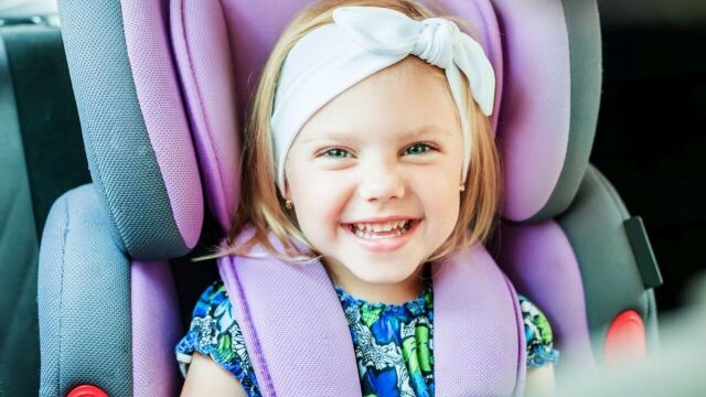 Jak wybrać fotelik samochodowy, jeden z najważniejszych elementów wyprawki dziecka?